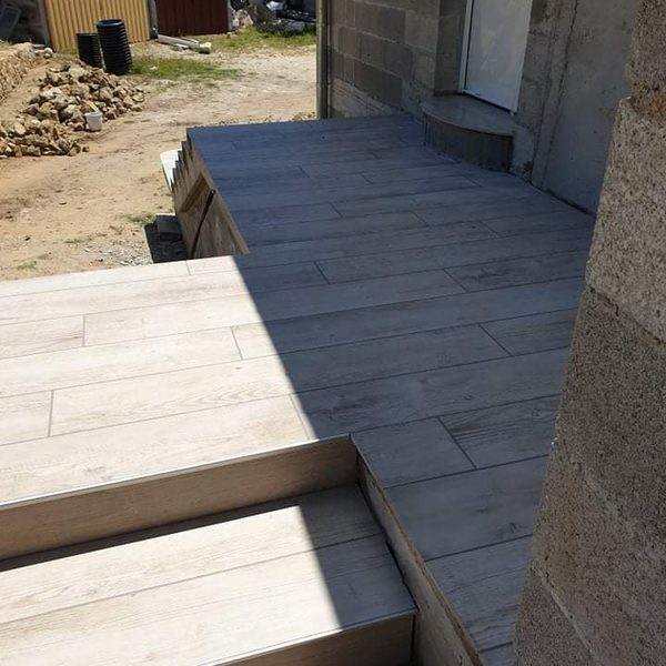 Terrasse carrelage imitation bois gris