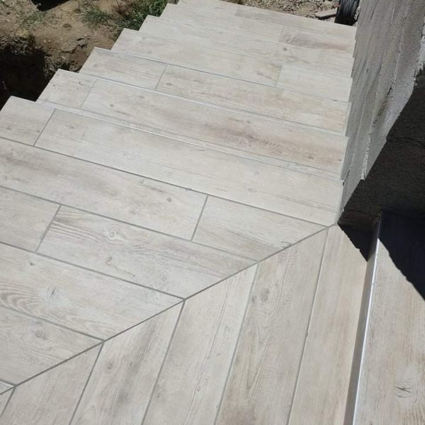 Escalier carrelage bois clair