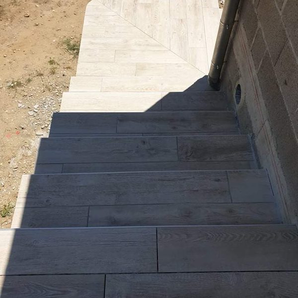 Escalier bicolore bois clair et gris