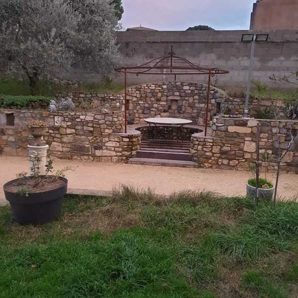 Terrain de boules éclairé la nuit