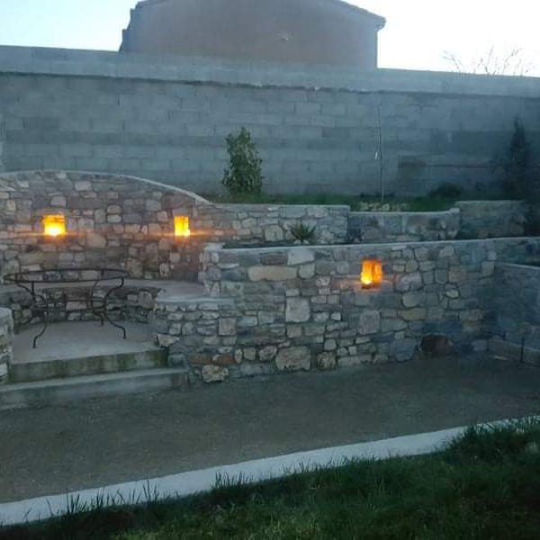 Murets en pierre illuminés bougies