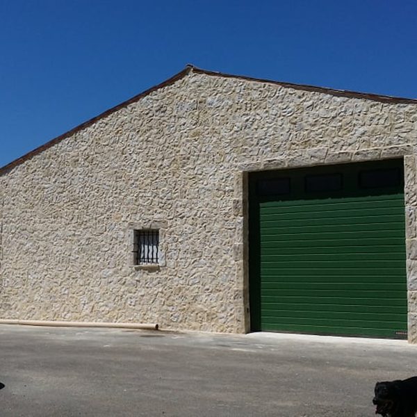 Hangar en pierre avec portail