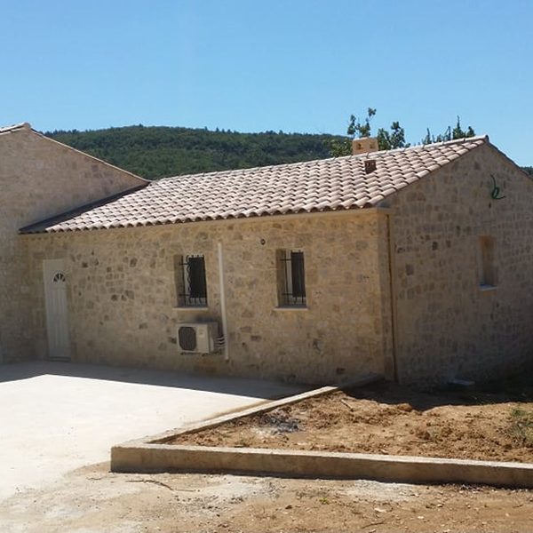 Construction maison pierre vue ensemble