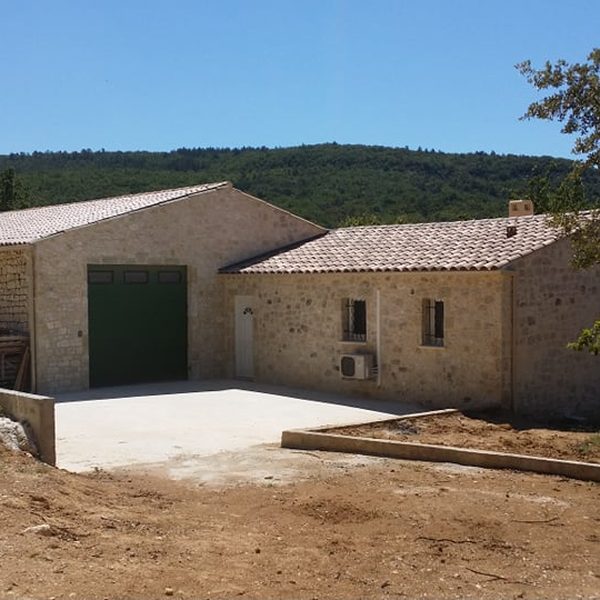 Maison pierre taille Ardèche paysage