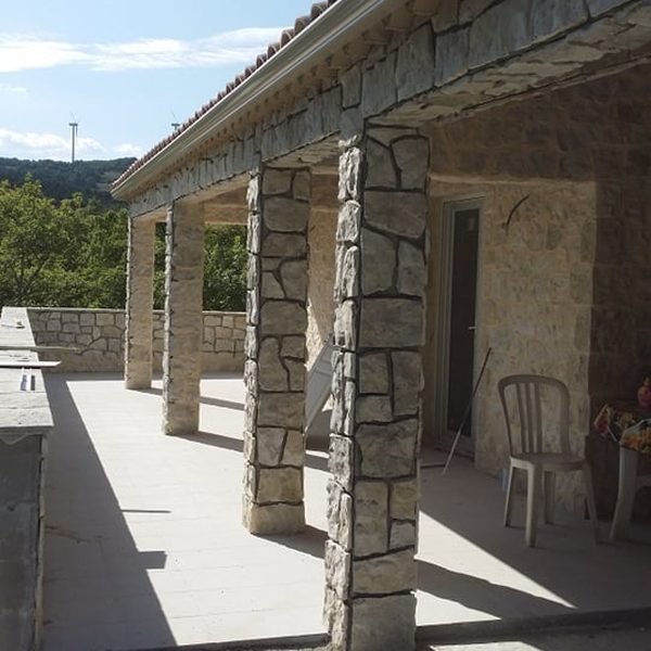 Colonnes en pierre taillée terrasse
