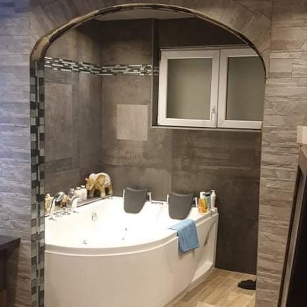 Salle de bain baignoire balnéo et arche