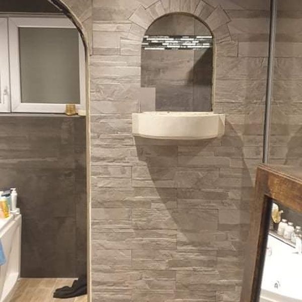 Niche en arche avec vasque suspendue