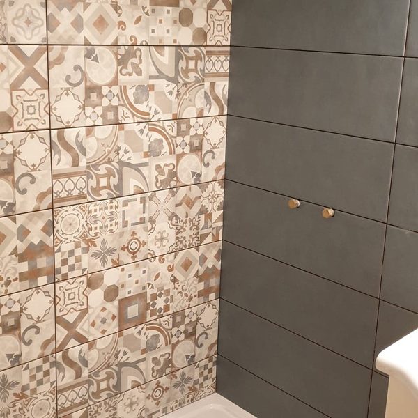 Carrelage salle de bain patchwork et gris