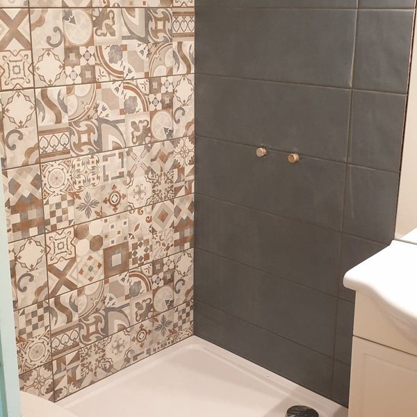 Salle de bain douche carrelage patchwork